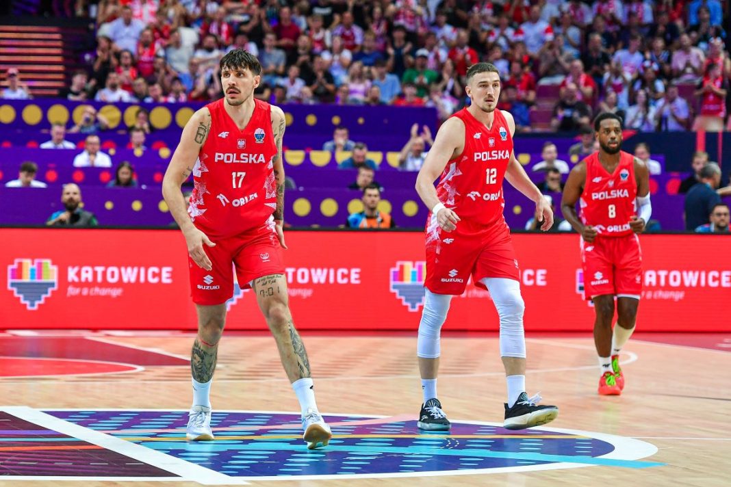 Koszykarze reprezentacji Polski na parkiecie.