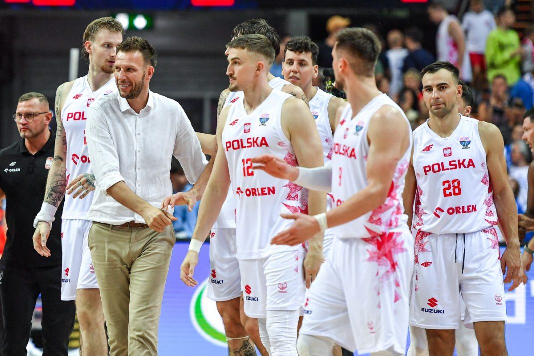 Radość koszykarzy reprezentacji Polski.