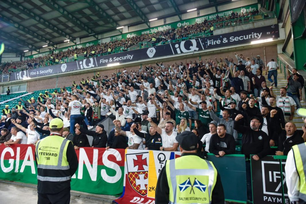 Kibice Legii Warszawa na wyjazdowym meczu z Hibernian.