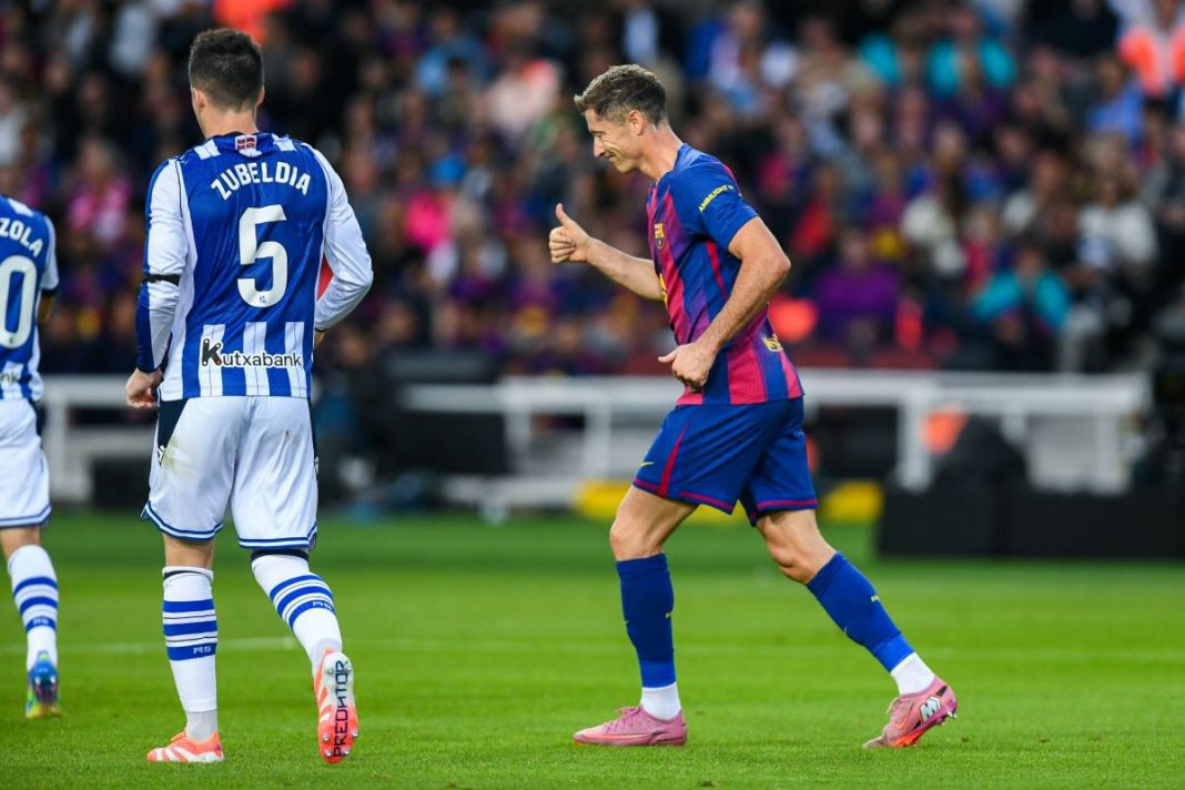 Robert Lewandowski zadowolony i z kciukiem uniesionym do góry.