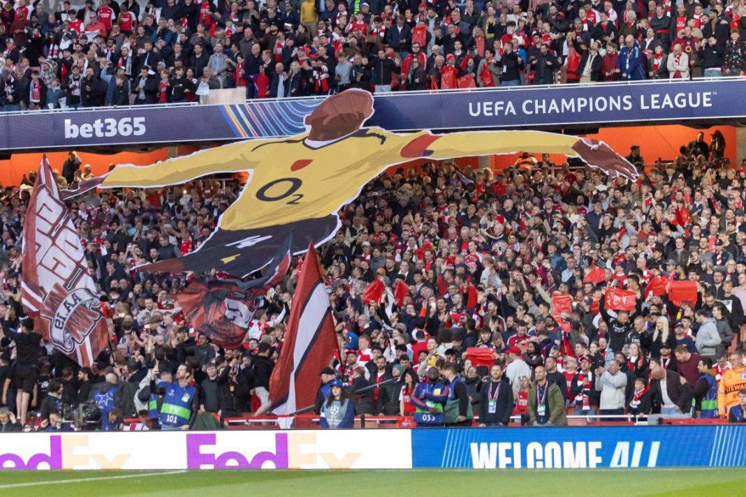 Thierry Henry na sektorówce kibiców Arsenalu.