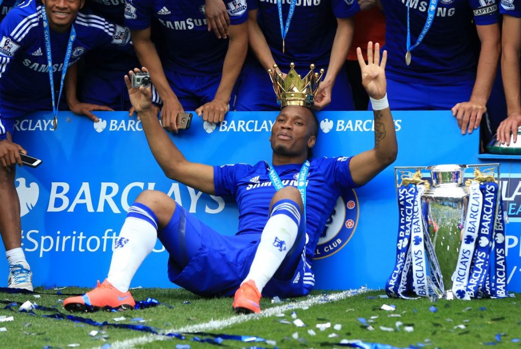 Didier Drogba świętujący zdobycie Pucharu Ligi Angielskiej.