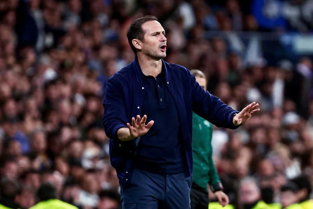 Frank Lampard uspokajający zawodników jako trener.