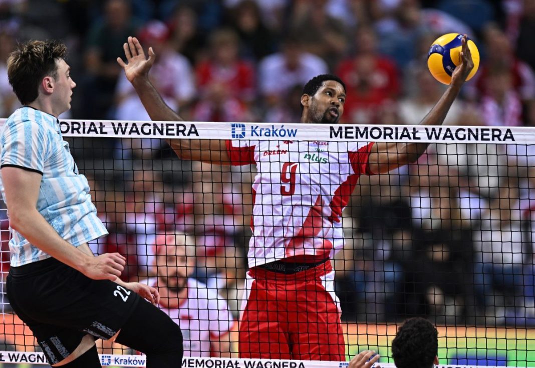 Wilfredo Leon przy siatce w meczu z Argentyną.