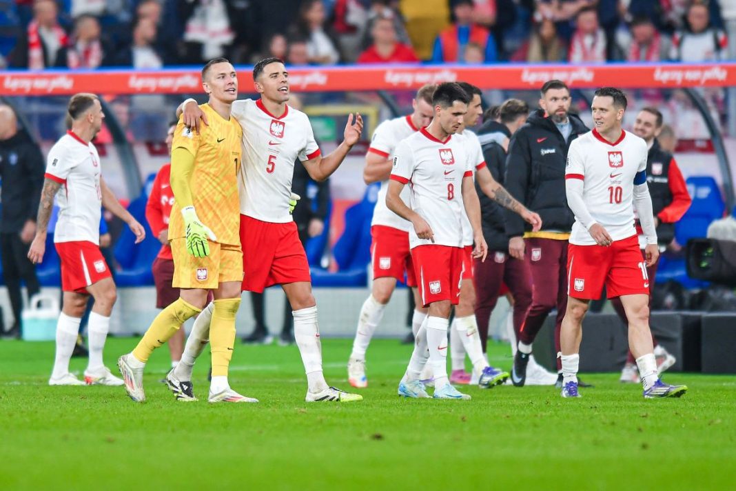 polska-finlandia-el-ms-pilka Radość piłkarzy reprezentacji Polski po meczu z Finlandią.