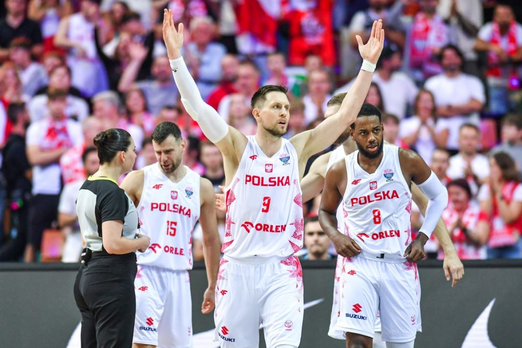 Kamil Laczynski, Mateusz Ponitka i Jordan Loyd po meczu z Islandią.