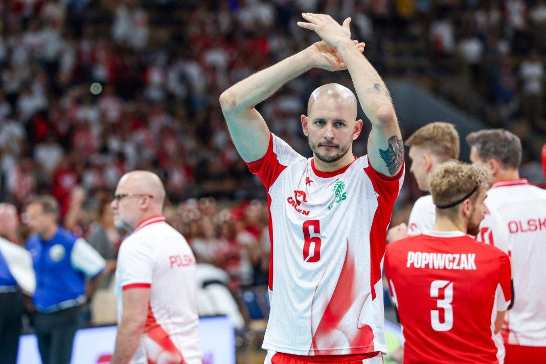 polska-rumunia-ms-siatkowka Bartosz Kurek dziękujący kibicom.