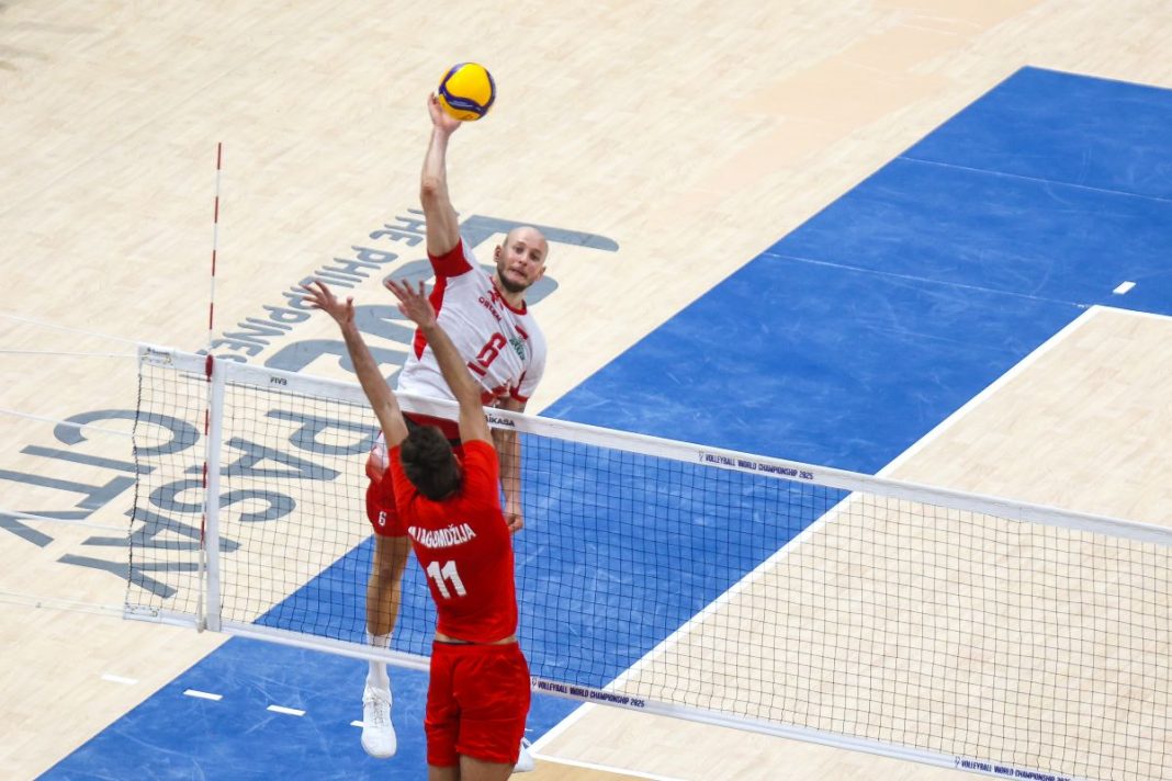 Bartosz Kurek w trakcie ataku w meczu z Turkami.