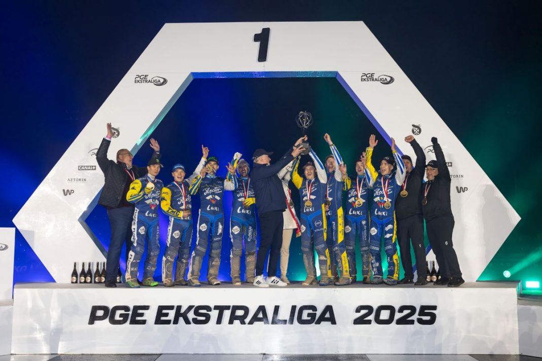 Żużlowcy z Torunia odbierają puchar za mistrzostwo.