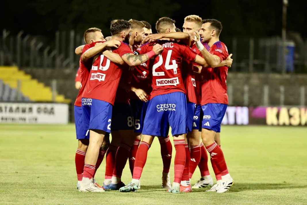 Piłkarze Rakowa w kółeczku przed meczem.