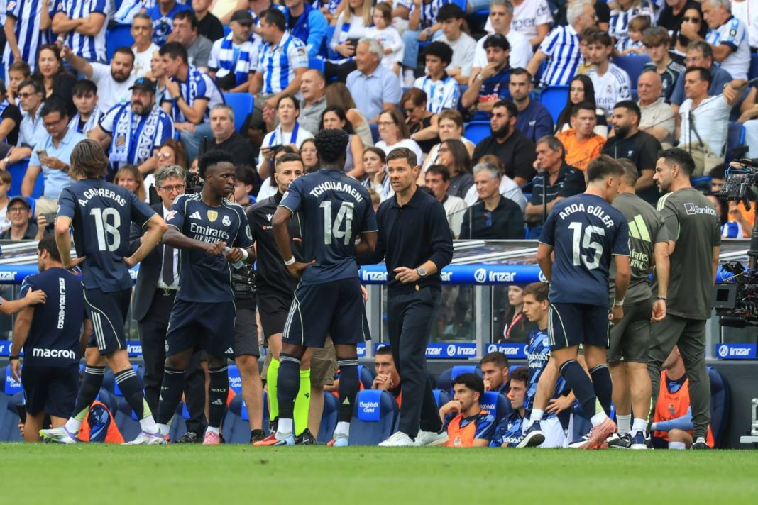 Piłkarze Realu Madryt odbierający instrukcje od Xabiego Alonso.