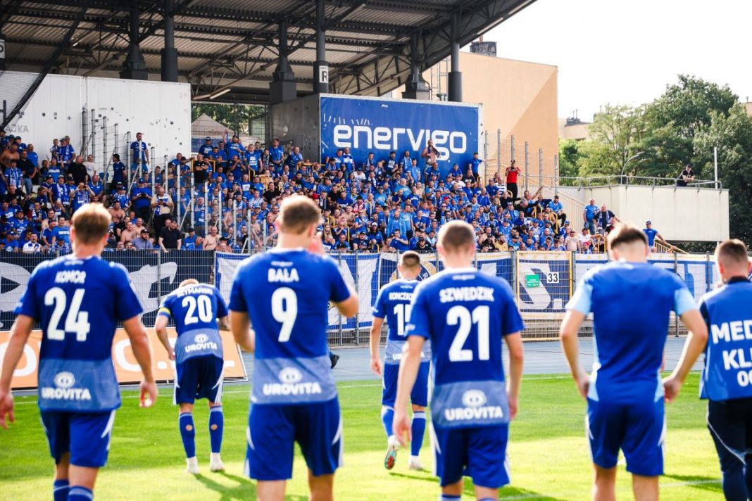 Piłkarze Ruchu Chorzów dziękują kibicom.