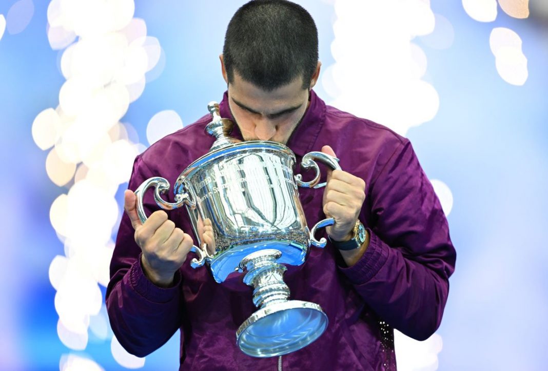 Carlos Alcaraz trofeum za zwycięstwo w US Open.