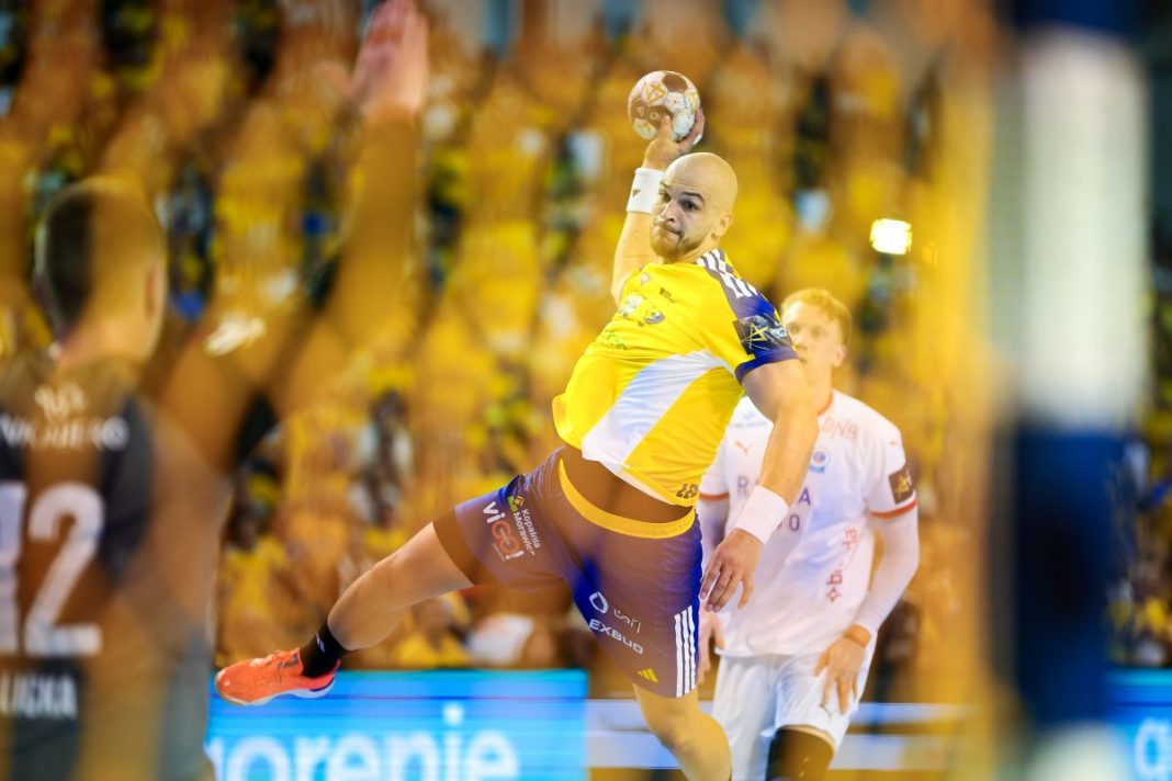 Artsem Karalek w trakcie rzutu.