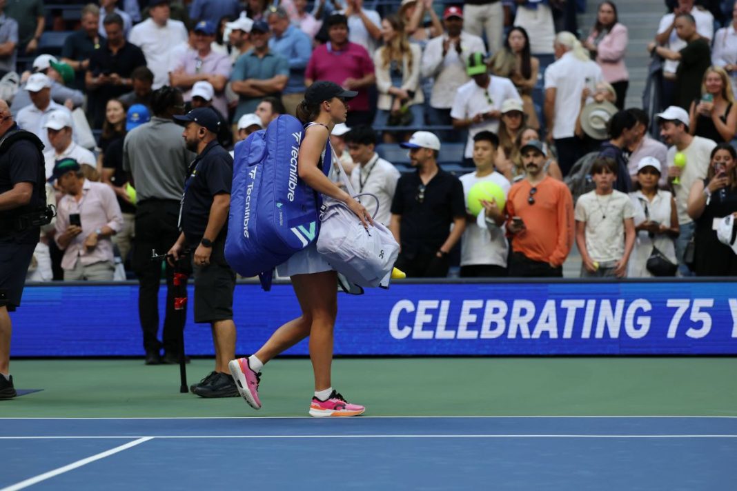 Iga Świątek schodząca z kortu po meczu.