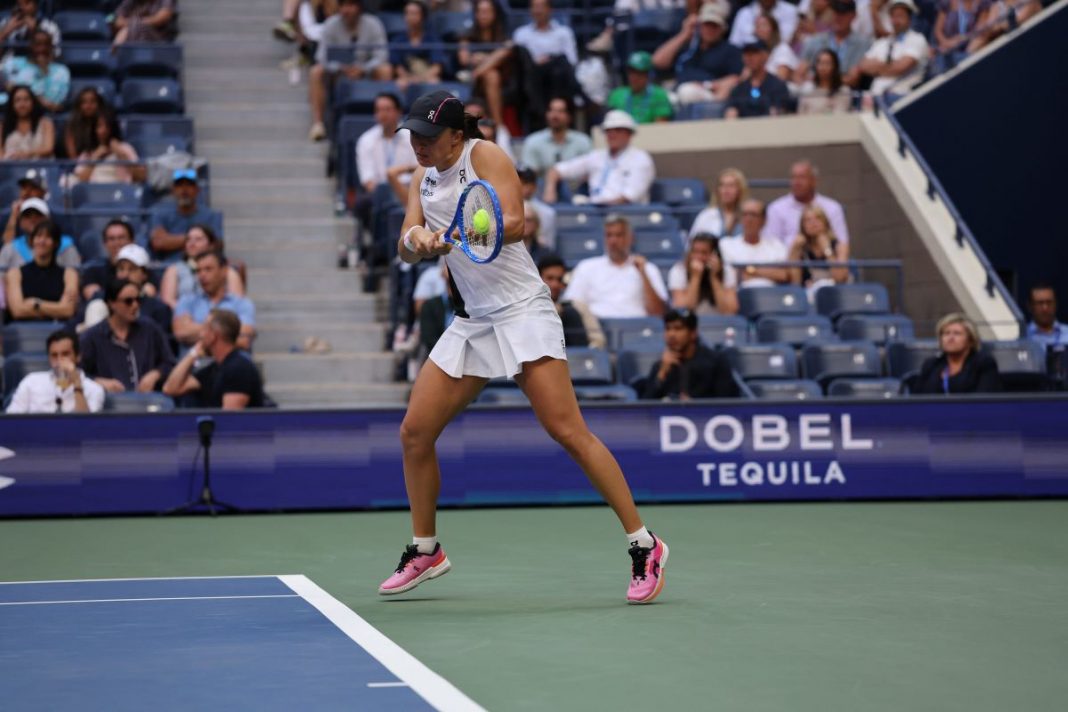 Iga Świątek w trakcie meczu tenisowego.