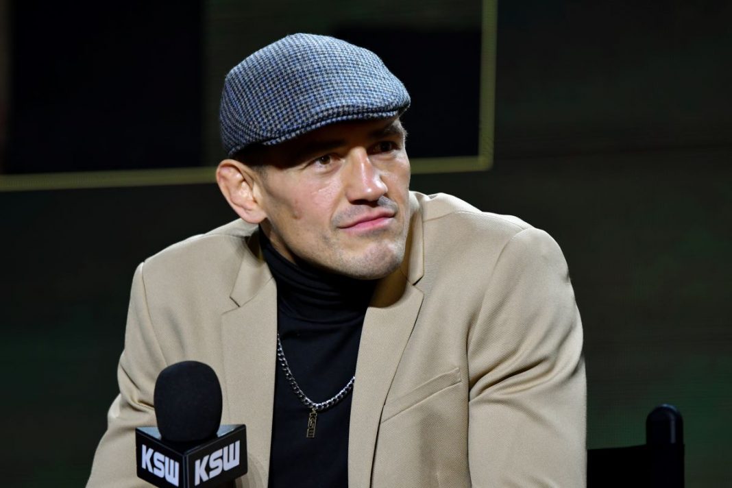 Andrzej Grzebyk na konferencji prasowej.