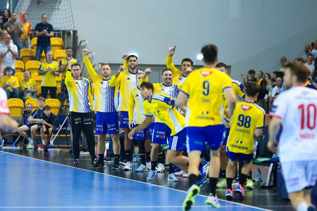 wisla-plock-industria-inauguracja-lm Radość ławki rezerwowych Industrii Kielce.