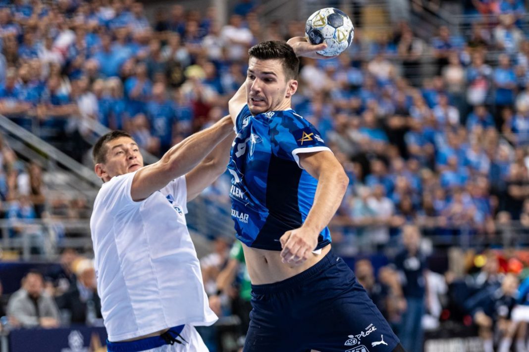 Gergo Fazekas oddający rzut na bramkę RK Zagrzeb.