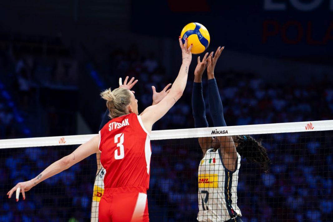 Magdalena Stysiak walcząca na siatce z Włoszką Myriam Fatime Syllą.