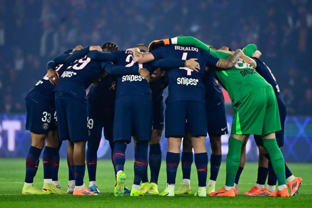 Piłkarze PSG w kółeczku przed meczem.