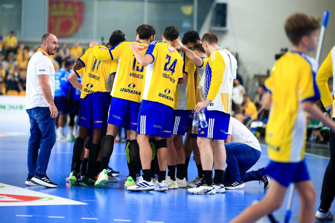 Gracze Industrii Kielce w trakcie przerwy podczas meczu.