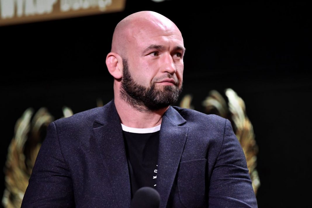 Rafał Haratyk na konferencji prasowej.