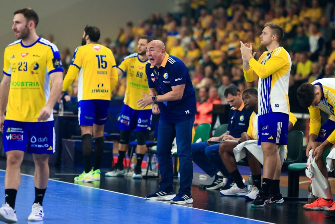 Tałant Duszejbajew zagrzewa graczy Industrii do gry.