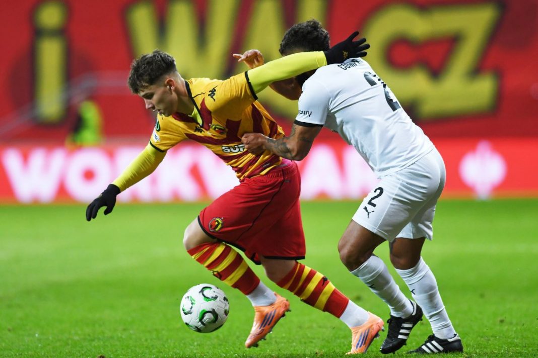 Oskar Pietuszewski w trakcie meczu z Hamrun.