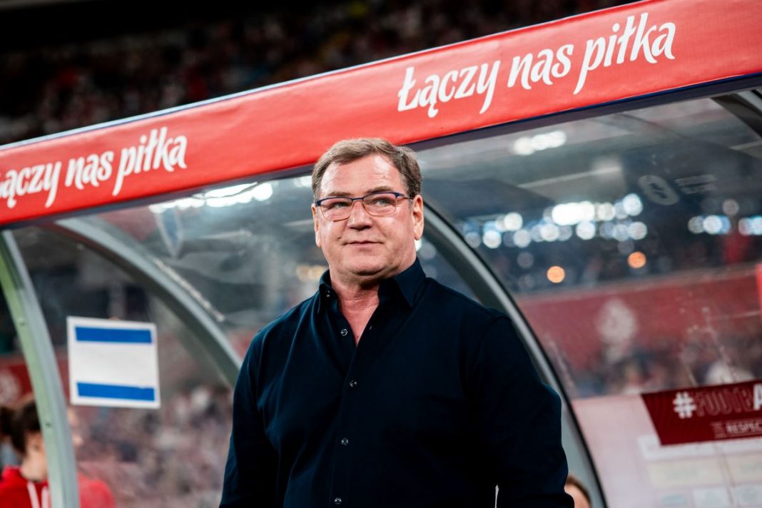 Jan Urban przy ławce reprezentacji Polski.