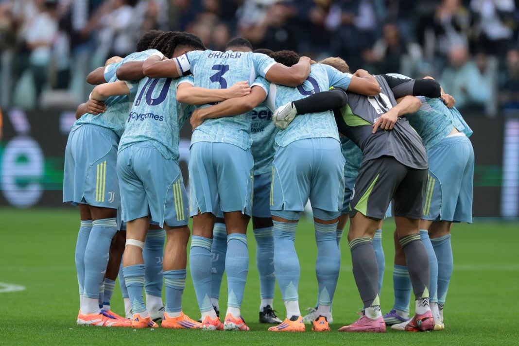 Piłkarze Juventusu w kółeczku przed meczem.