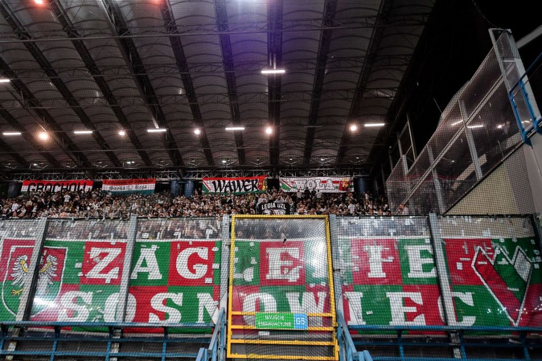 legia-lech-typy-kursy-bonus Kibice Legii Warszawa w meczu z Szachtarem.