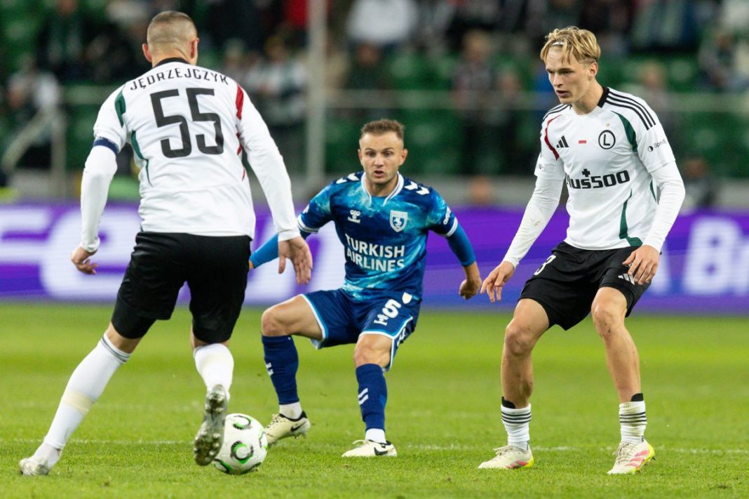 Artur Jędrzejczyk przy piłce w meczu Legii.