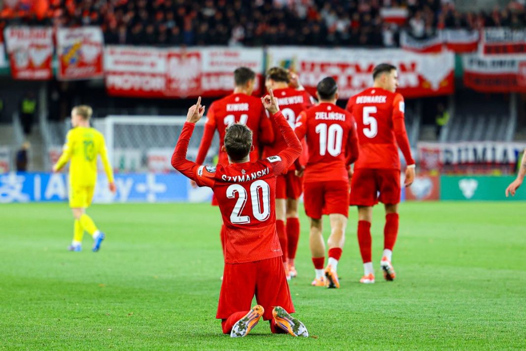 Radość Sebastiana Szymańskiego po golu.