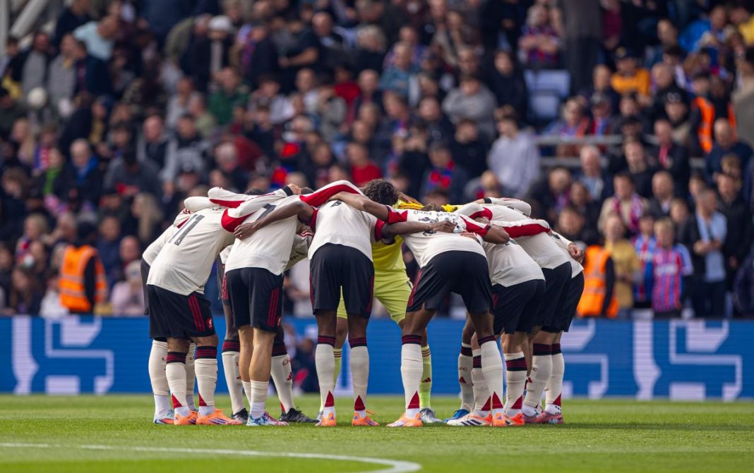 Piłkarze Liverpoolu w kółeczku przed meczem.