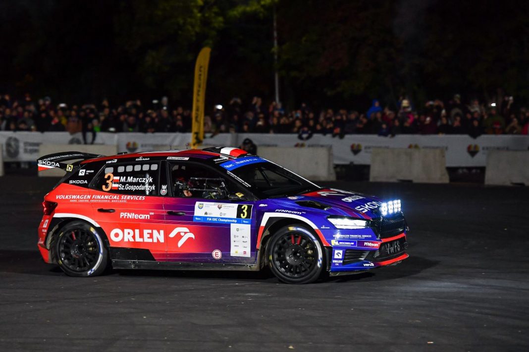 Mikołaj Marczyk i Szymon Gospodarczyk w aucie w trakcie rajdu.