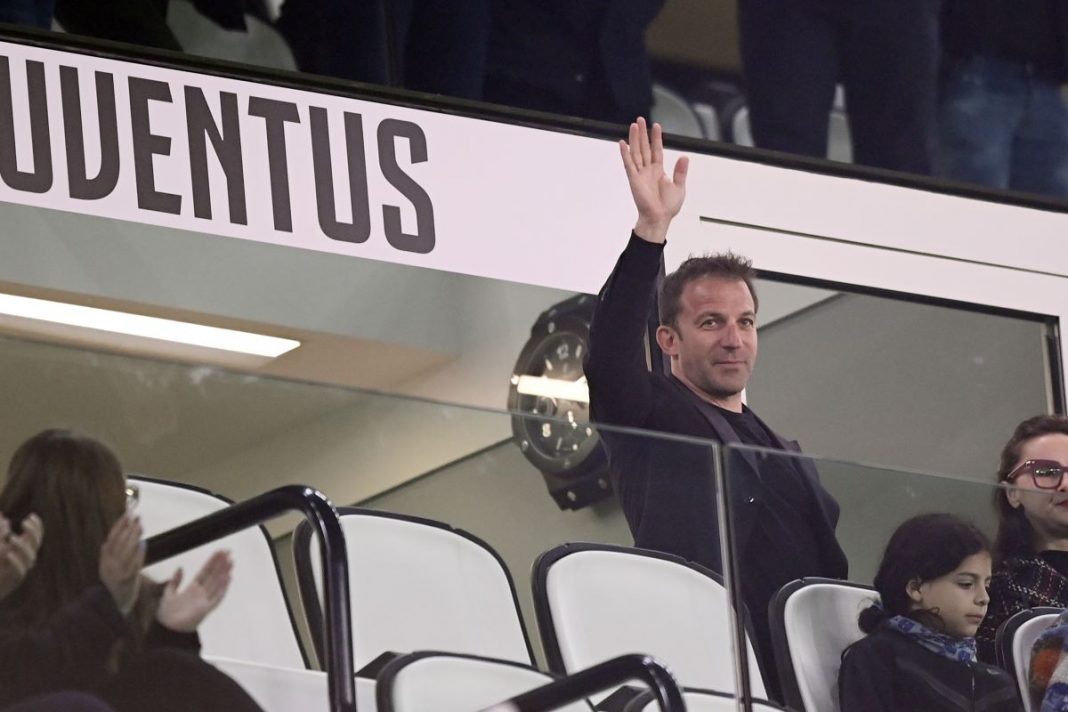 Alessandro Del Piero pozdrawiający kibiców na stadionie Juventusu.