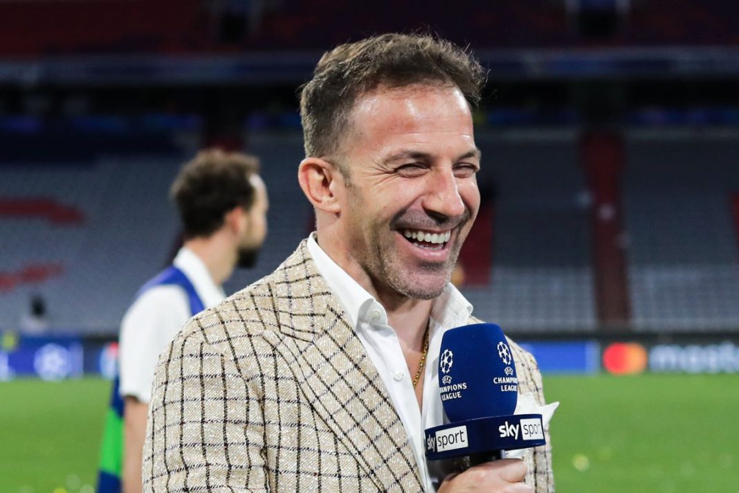 Alessandro Del Piero z mikrofonem jako ekspert.