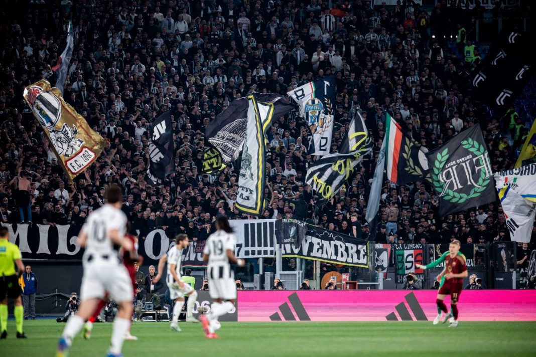 Kibice Juventusu w trakcie meczu.