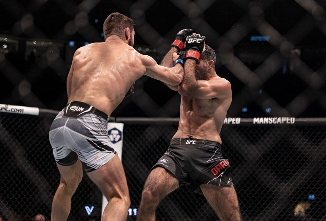 Mateusz Gamrot w trakcie walki.