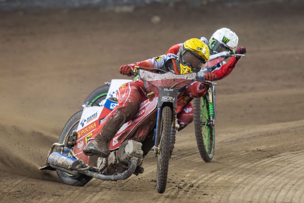 Bartosz Zmarzlik i Patryk Dudek w trakcie rywalizacji.