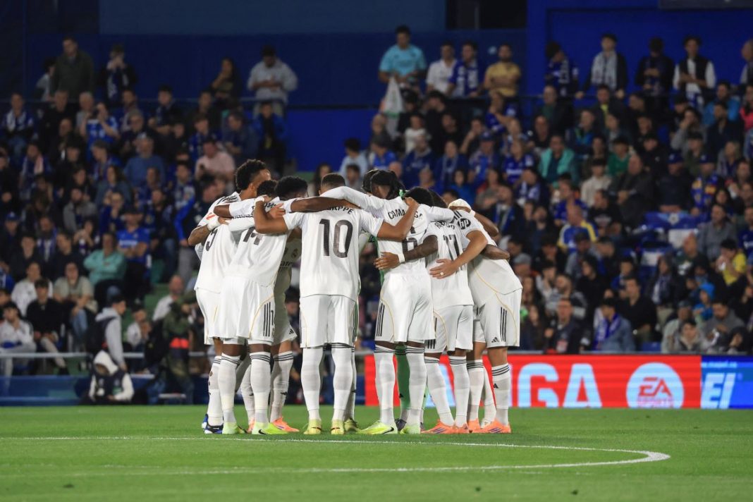real-barcelona-typy-kursy-bonus Piłkarze Realu Madryt w kółeczku przed meczem.