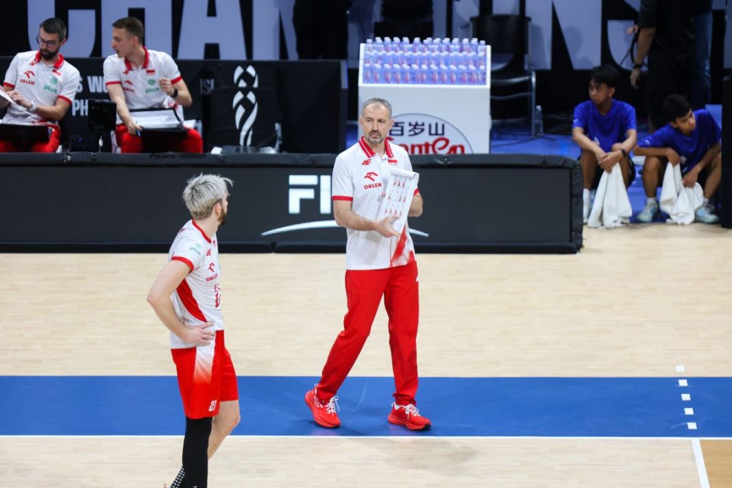 Nikola Grbić daje wskazówki Tomaszowi Fornalowi.