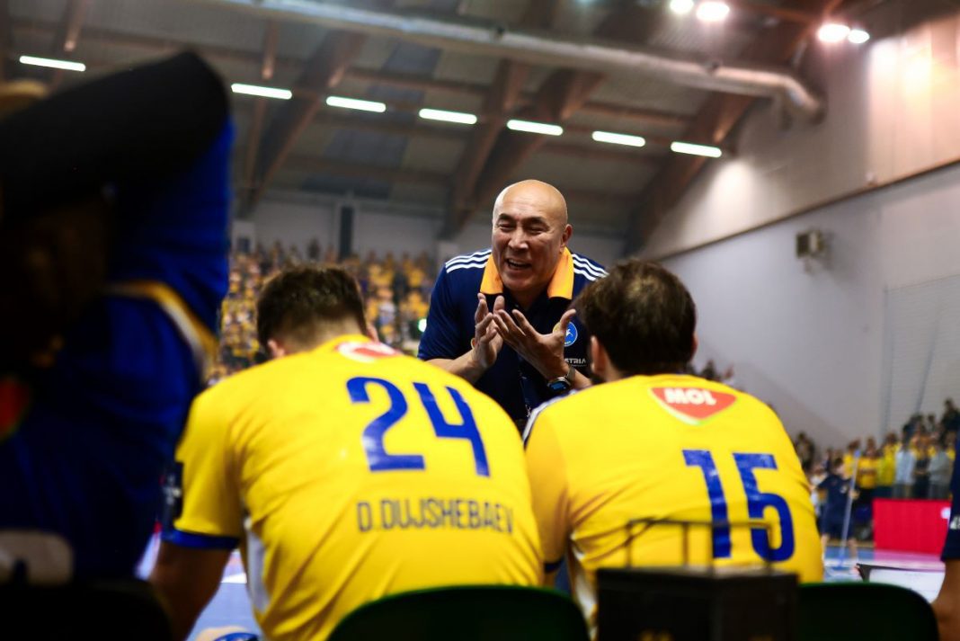 Talant Dujszebajew daje instrukcje zawodnikom Industrii.