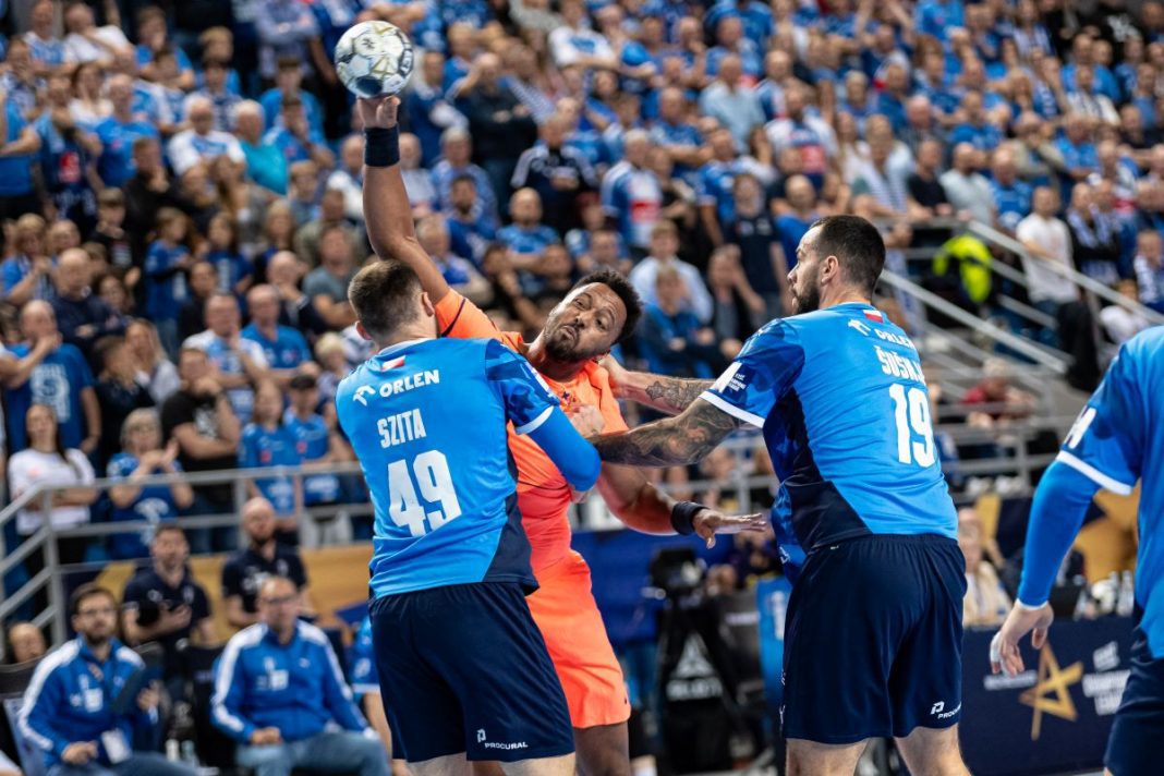 Gracze Wisły Płock powstrzymują zawodnika Barcelony.