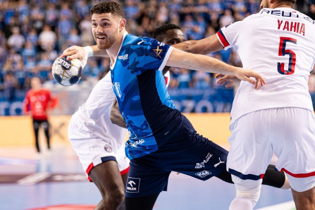 Mitja Janc oddający rzut w meczu z PSG.