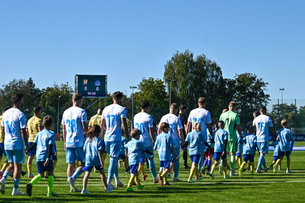 Piłkarze Ruchu wychodzący na mecz.