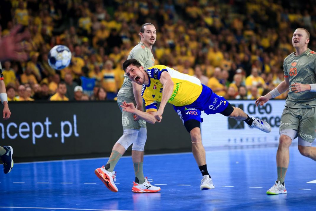 Alex Dujszebajew w trakcie meczu z Aalborgiem.