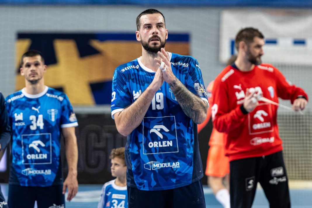 Gracze Orlen Wisły Płock dziękują kibicom po meczu z Barceloną.