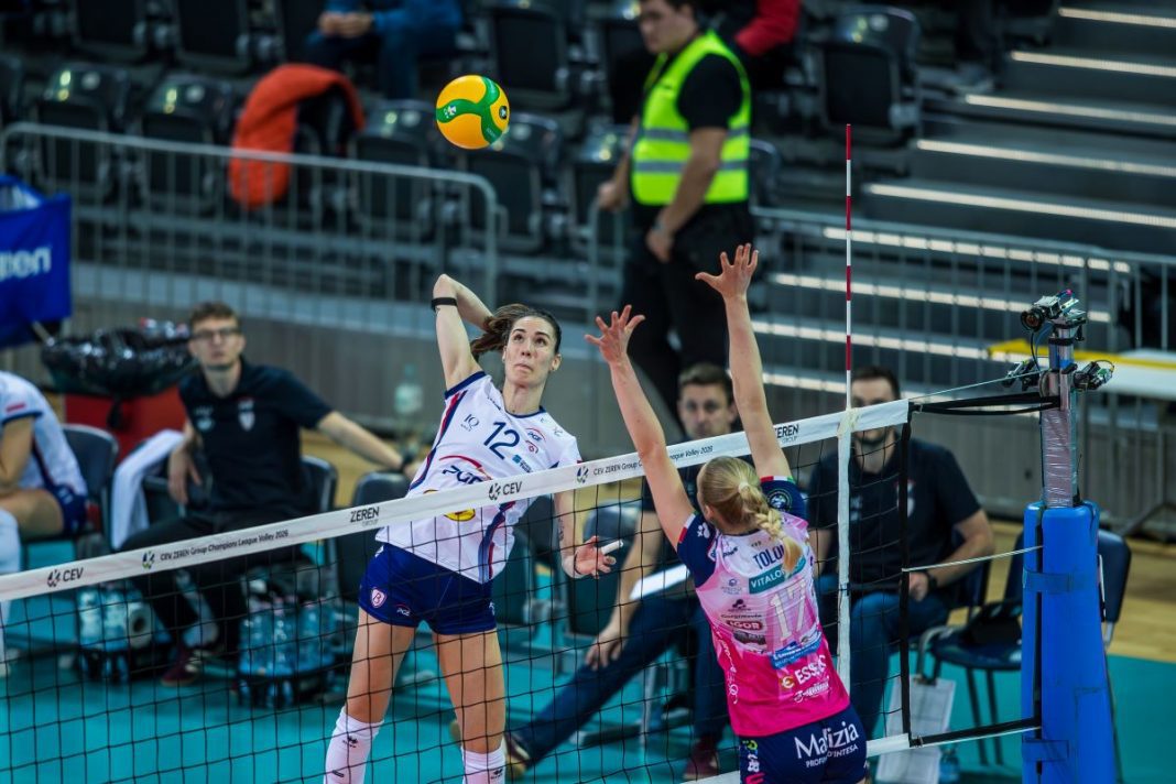 Siatkarka Budowlanych Łódź w trakcie ataku.